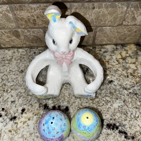 Patchwork Bunny with Egg Salt and Pepper Shakers Hand Painted Easter NEW in Box - Picture 3 of 8